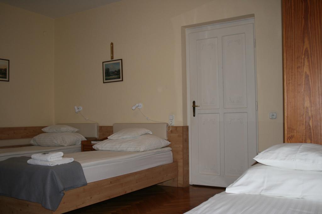 Hotel Szent Gyoergy Fogado Pécs Camera foto